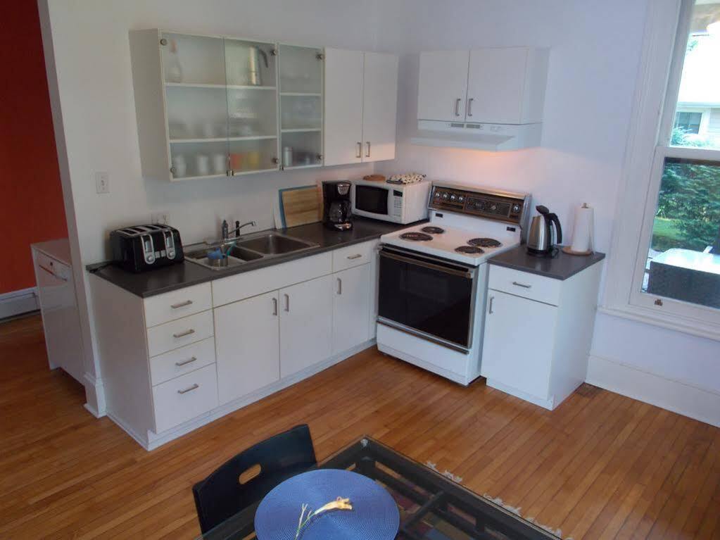 Absolute 1000 Islands Monthly Suites 加纳诺克 外观 照片